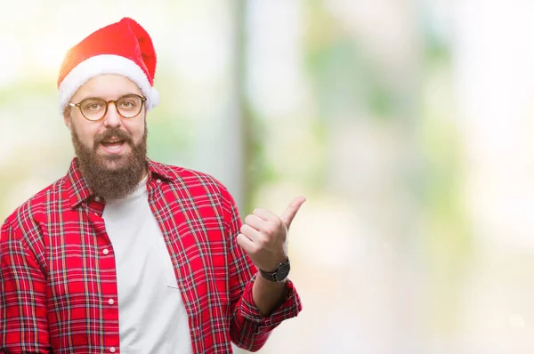 Joven Hombre Caucásico Con Sombrero Navidad Sobre Fondo Aislado Sonriendo — Foto de Stock