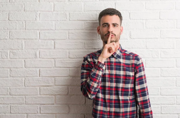 Giovane Uomo Adulto Piedi Sopra Muro Mattoni Bianchi Chiedendo Essere — Foto Stock