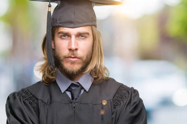 Jeune Homme Diplômé Beau Aux Cheveux Longs Sur Fond Isolé — Photo