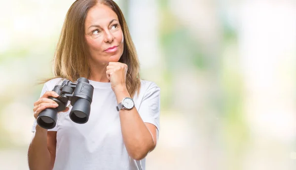 Mujer Hispana Mediana Edad Mirando Través Prismáticos Sobre Fondo Aislado —  Fotos de Stock