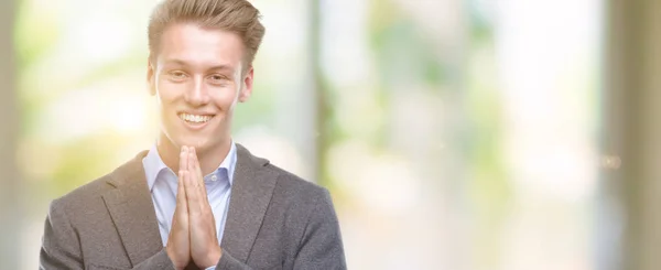 Ung Vacker Blond Business Man Med Händer Grupp Ber Förlåtelse — Stockfoto