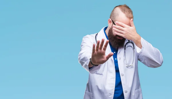Tıbbi Beyaz Giyen Genç Beyaz Doktor Adam Elleriyle Gözlerini Kapsayan — Stok fotoğraf