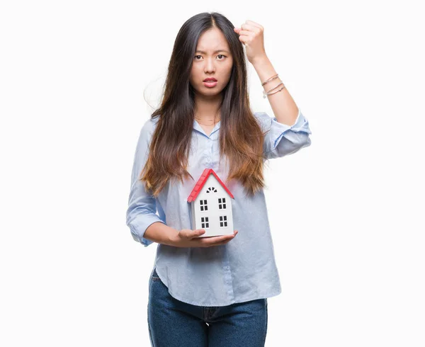 Jeune Femme Asiatique Agent Réel État Tenant Maison Fond Isolé — Photo