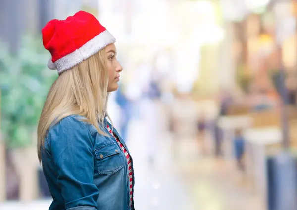 Jeune Femme Caucasienne Portant Chapeau Noël Sur Fond Isolé Regardant — Photo