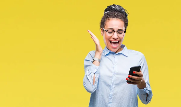 Young Gevlochten Haar Afrikaanse Amerikaanse Bedrijfsleven Meisje Met Smartphone Geïsoleerde — Stockfoto