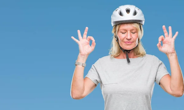 Middelbare Leeftijd Kaukasische Wielrenner Vrouw Dragen Veiligheidshelm Geïsoleerde Achtergrond Ontspannen — Stockfoto