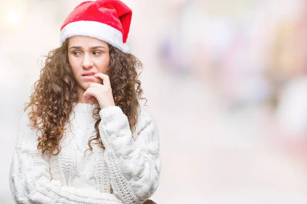 Giovane Ragazza Bruna Indossa Cappello Natale Sfondo Isolato Cercando Stressato — Foto Stock