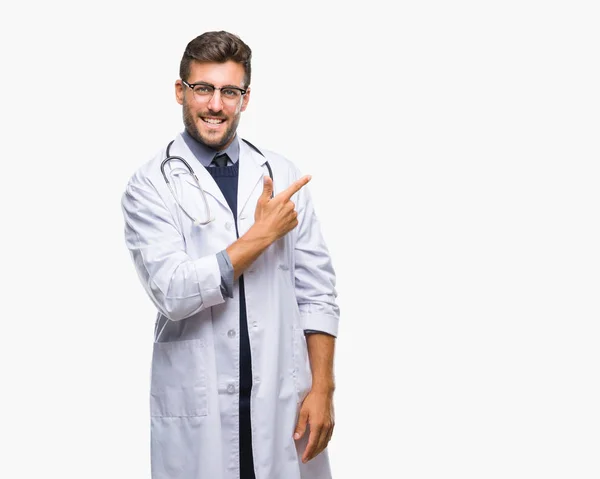 Joven Médico Guapo Sobre Fondo Aislado Alegre Con Una Sonrisa — Foto de Stock