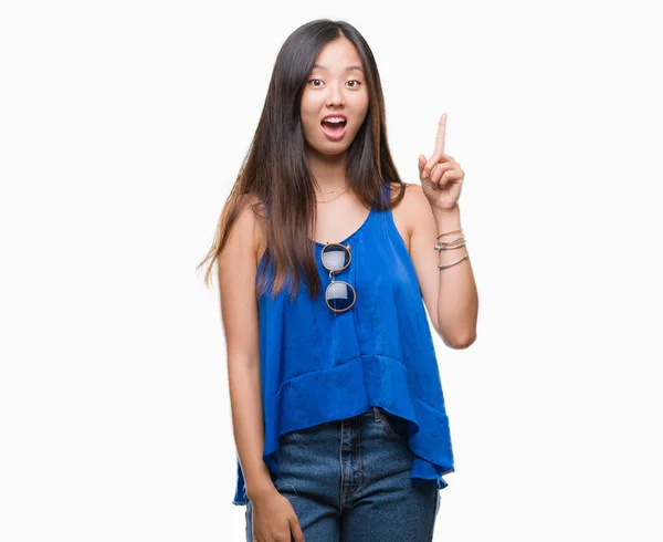 Junge Asiatin Mit Isoliertem Hintergrund Mit Erhobenem Zeigefinger Und Erfolgreicher — Stockfoto