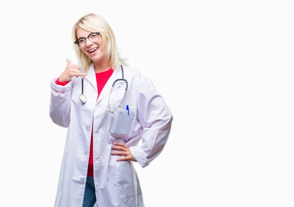 Jovem Bela Mulher Médica Loira Vestindo Uniforme Médico Sobre Fundo — Fotografia de Stock