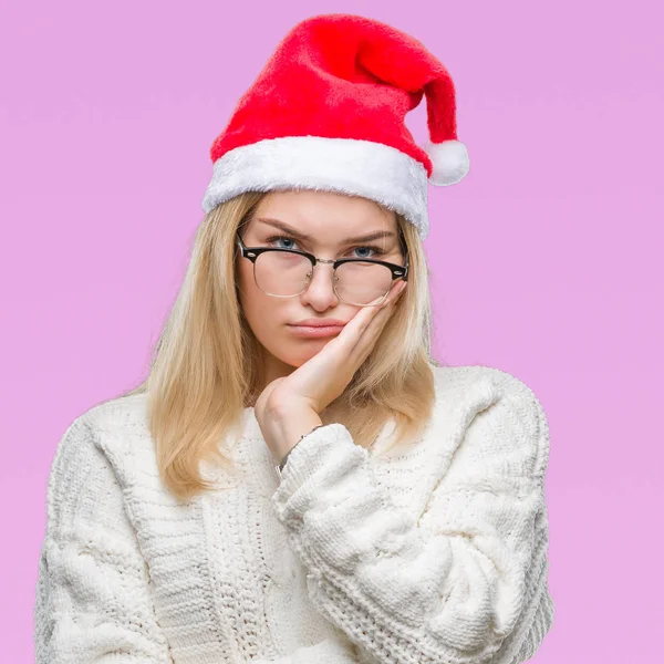 Giovane Donna Caucasica Indossa Cappello Natale Sfondo Isolato Pensando Cercando — Foto Stock