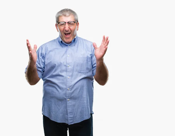 Gutaussehender Älterer Mann Mit Brille Vor Isoliertem Hintergrund Der Verrückt — Stockfoto