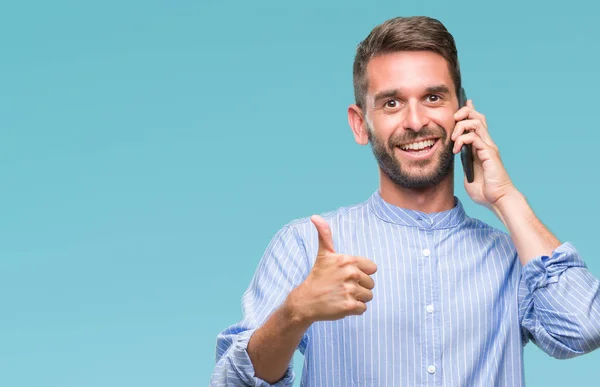 Jovem Homem Bonito Falando Telefone Sobre Fundo Isolado Feliz Com — Fotografia de Stock