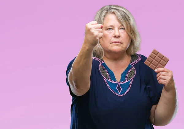 Senior Size Donna Caucasica Mangiare Barretta Cioccolato Sfondo Isolato Infastidito — Foto Stock