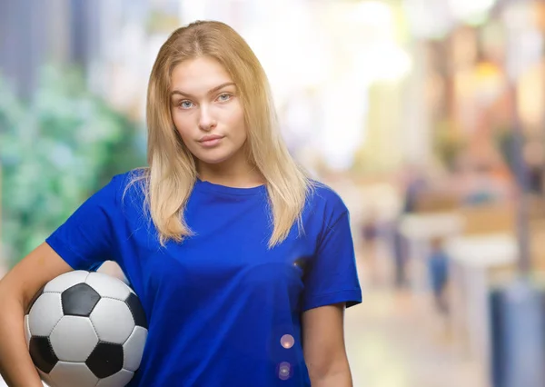 Joven Mujer Caucásica Sosteniendo Pelota Fútbol Sobre Fondo Aislado Con —  Fotos de Stock