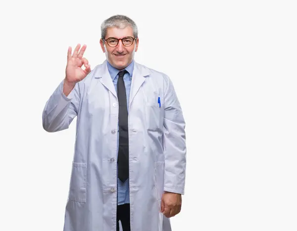 Yakışıklı Kıdemli Doktor Parmak Ile Işareti Yapıyor Olumlu Gülümseyen Arka — Stok fotoğraf