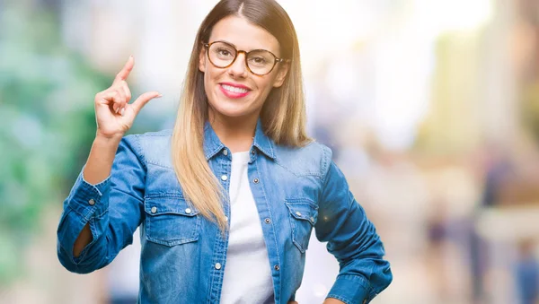 Jeune Belle Femme Sur Port Lunettes Sur Fond Isolé Geste — Photo