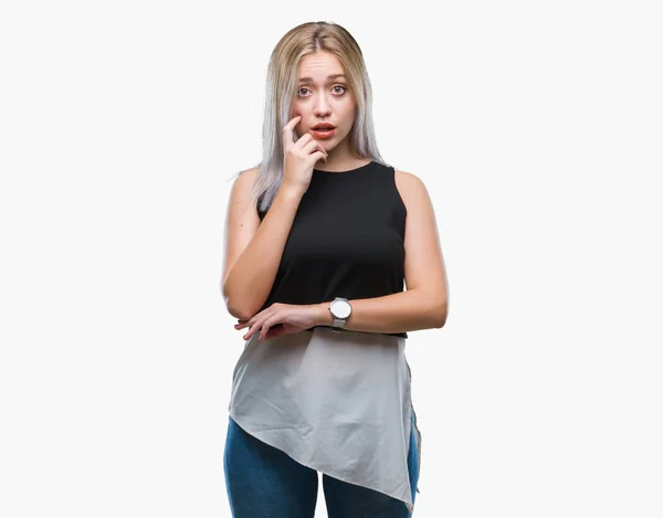 Młoda Blond Kobieta Białym Tle Patrząc Zestresowany Zdenerwowany Rąk Ustach — Zdjęcie stockowe