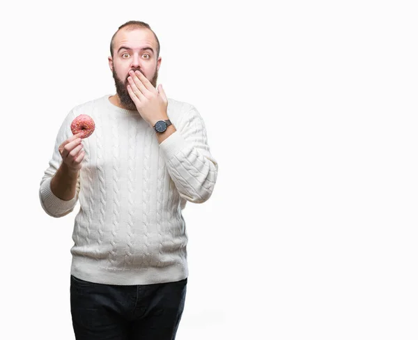 Joven Hombre Hipster Caucásico Comiendo Donut Dulce Sobre Fondo Aislado —  Fotos de Stock