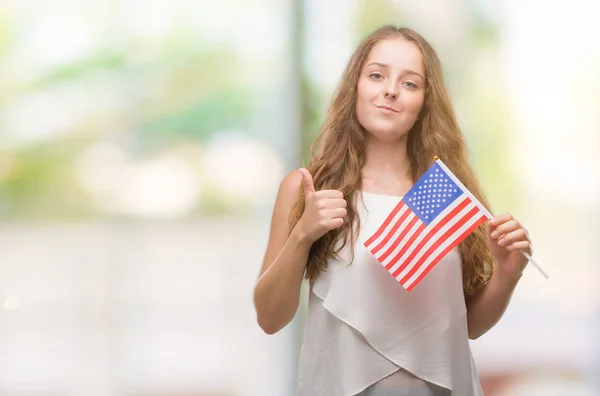 Mujer Rubia Joven Sosteniendo Bandera Feliz Con Una Gran Sonrisa —  Fotos de Stock