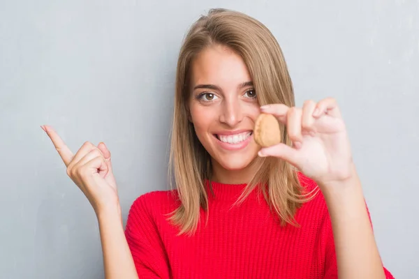 Beautiful Young Woman Standing Grunge Grey Wall Holding Walnut Very — Stock Photo, Image