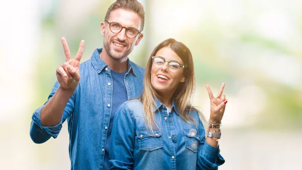 Jovem Casal Apaixonado Vestindo Óculos Sobre Fundo Isolado Sorrindo Com — Fotografia de Stock