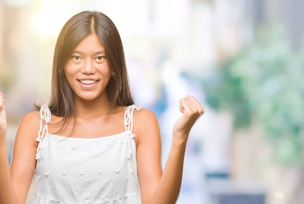 Giovane Donna Asiatica Sfondo Isolato Che Celebra Sorpreso Stupito Successo — Foto Stock