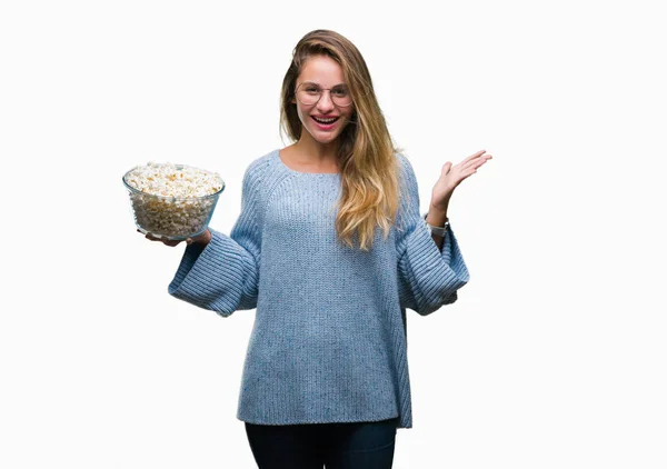 Giovane Bella Donna Bionda Mangiare Popcorn Sfondo Isolato Molto Felice — Foto Stock