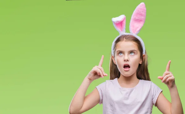 Junges Schönes Mädchen Das Osterhasenohren Über Isoliertem Hintergrund Trägt Erstaunt — Stockfoto