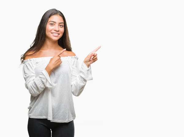 Joven Mujer Árabe Hermosa Sobre Fondo Aislado Sonriendo Mirando Cámara — Foto de Stock