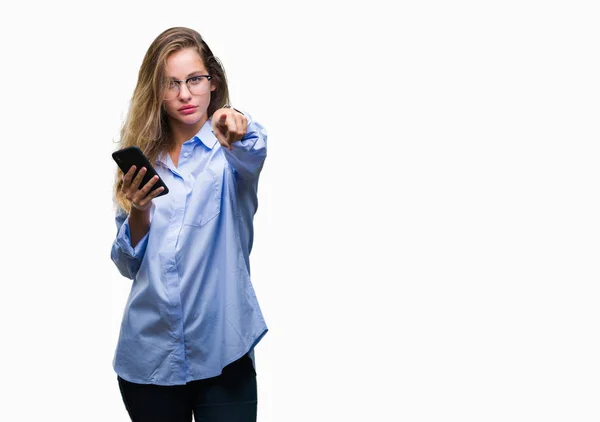 Junge Schöne Blonde Geschäftsfrau Mit Smartphone Über Isolierten Hintergrund Zeigt — Stockfoto
