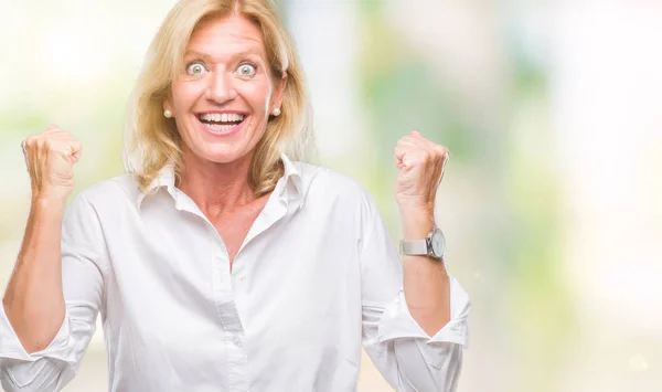 Medelålders Blond Affärskvinna Över Isolerade Bakgrund Firar Överraskad Och Förvånad — Stockfoto