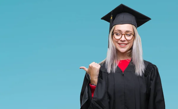 Mujer Rubia Joven Con Uniforme Graduado Sobre Fondo Aislado Sonriendo —  Fotos de Stock