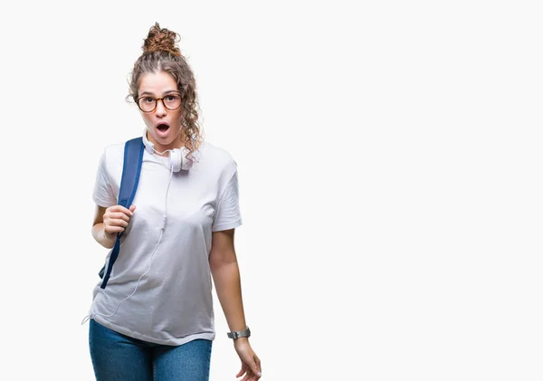 Jonge Brunette Student Meisje Dragen Rugzak Koptelefoon Geïsoleerde Achtergrond Bang — Stockfoto