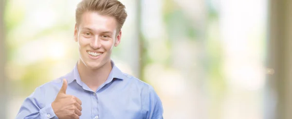 Jovem Homem Loiro Bonito Usando Smartphone Feliz Com Grande Sorriso — Fotografia de Stock