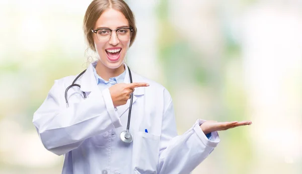 Hermosa Joven Doctora Rubia Vistiendo Uniforme Médico Sobre Fondo Aislado —  Fotos de Stock