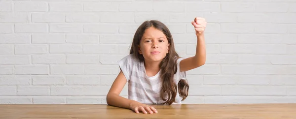 Jonge Latino Jongen Zittend Tafel Thuis Boos Gekke Verhogen Vuist — Stockfoto