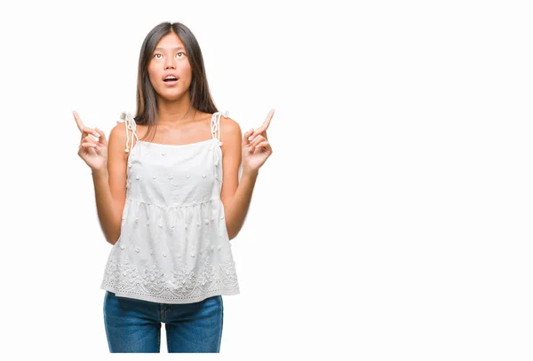 Joven Mujer Asiática Sobre Aislado Fondo Sorprendido Sorprendido Mirando Hacia — Foto de Stock