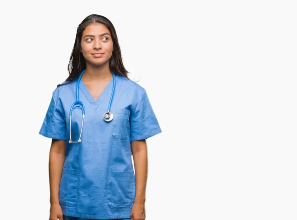 Mladí Arabové Lékař Chirurg Žena Izolované Pozadí Vypadající Strana Vytřeštěné — Stock fotografie