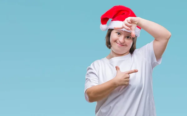 Mulher Adulta Jovem Com Síndrome Usando Chapéu Natal Sobre Fundo — Fotografia de Stock