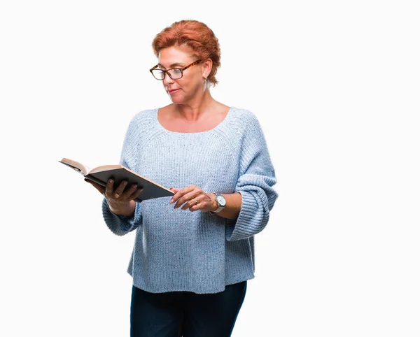 Mulher Caucasiana Sênior Lendo Livro Sobre Fundo Isolado Com Uma — Fotografia de Stock