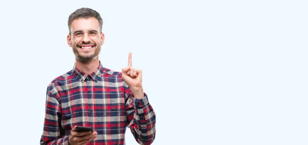 Jonge Hipster Volwassene Man Bedrijf Smartphone Verrast Met Een Idee — Stockfoto