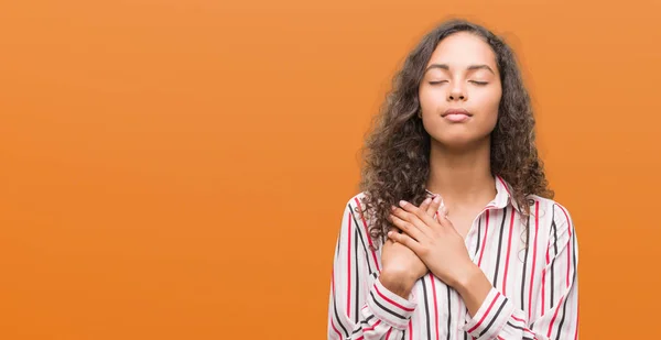 Mooie Jonge Spaanse Vrouw Die Lacht Met Handen Borst Met — Stockfoto