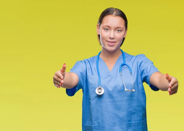 Jovem Mulher Médica Caucasiana Vestindo Uniforme Médico Sobre Fundo Isolado — Fotografia de Stock