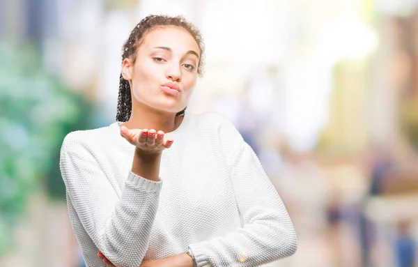 Joven Trenzado Pelo Afroamericano Chica Vistiendo Suéter Invierno Sobre Fondo —  Fotos de Stock