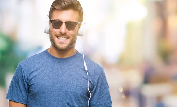 Homem Bonito Jovem Usando Fones Ouvido Ouvindo Música Sobre Fundo — Fotografia de Stock