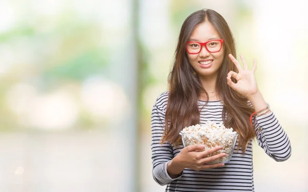 Młoda Kobieta Azjatyckich Jedzenie Popcorn Białym Tle Robi Znak Palcami — Zdjęcie stockowe