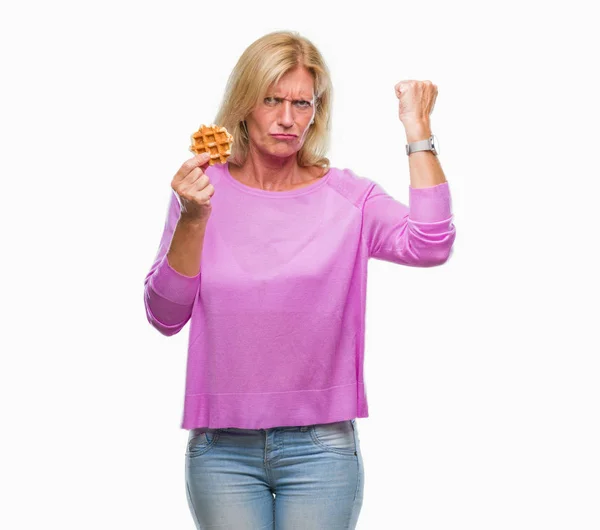 Blonde Frau Mittleren Alters Isst Süße Waffel Vor Isoliertem Hintergrund — Stockfoto