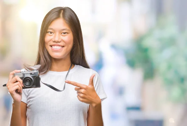 非常に幸せな手と指で指しての孤立した背景に Vintagera 写真のカメラを保持している若いアジア女性 — ストック写真