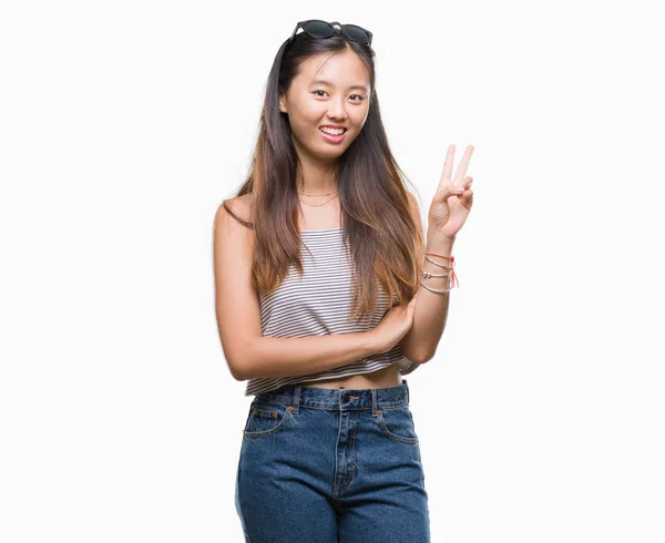 Jovem Mulher Asiática Vestindo Óculos Sol Sobre Fundo Isolado Sorrindo — Fotografia de Stock